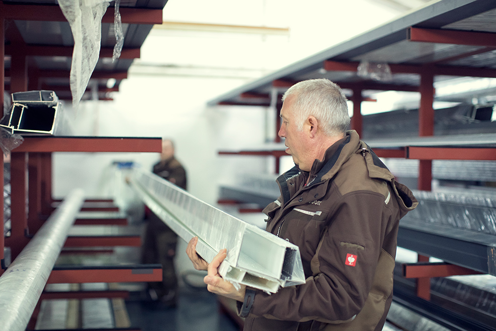 Rudolf Domke bei der Arbeit, Material sortieren