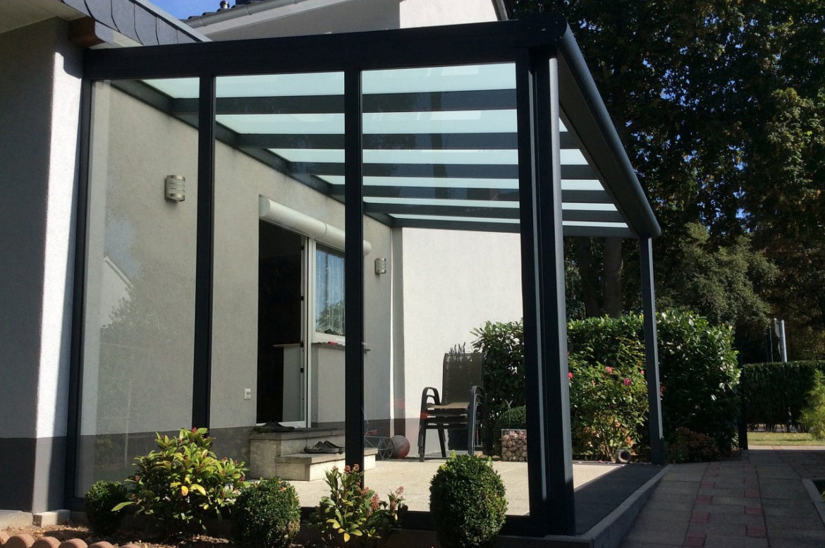 Terrassenüberdachung milchig schwarz